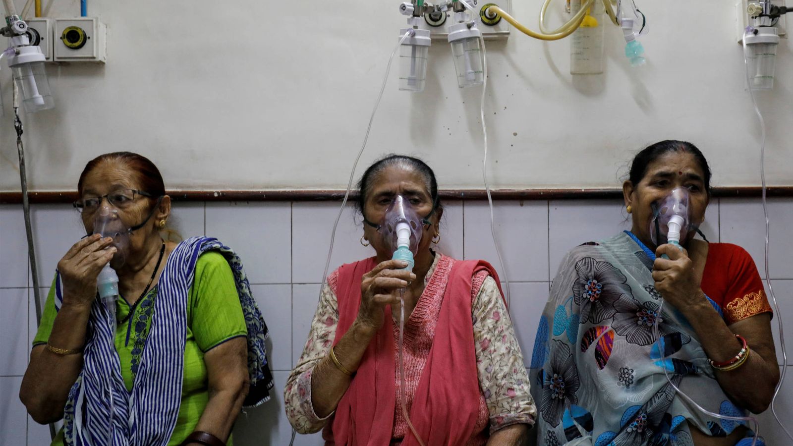 Foto: Tres mujeres reciben tratamiento por dolencias respiratorias en un hospital de Nueva Delhi. (Reuters)