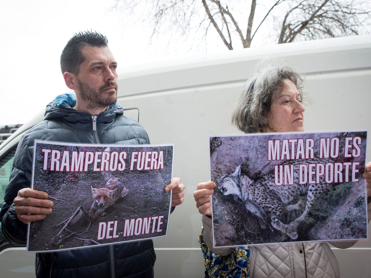 Foto: Manifestantes contra la caza del lobo. (EFE)