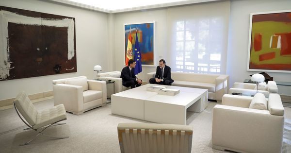 Foto: Pedro Sánchez y Mariano Rajoy, minutos antes del comienzo de su reunión en La Moncloa de este 15 de mayo. (EFE)