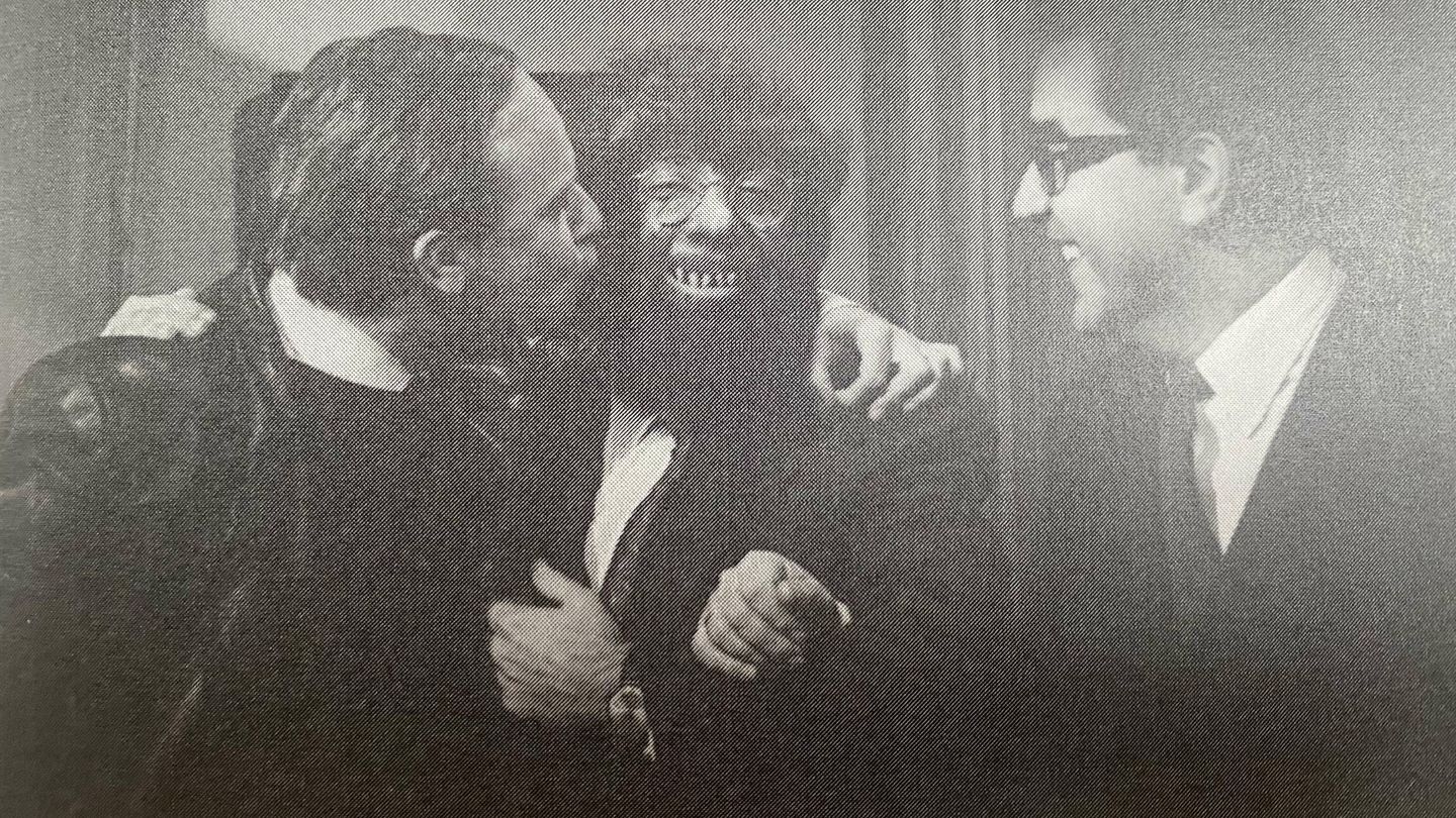 Manuel Summers y Alfredo Landa disfrazado de hombre lobo junto a Juan Miguel Lamet. (Libros Indie)