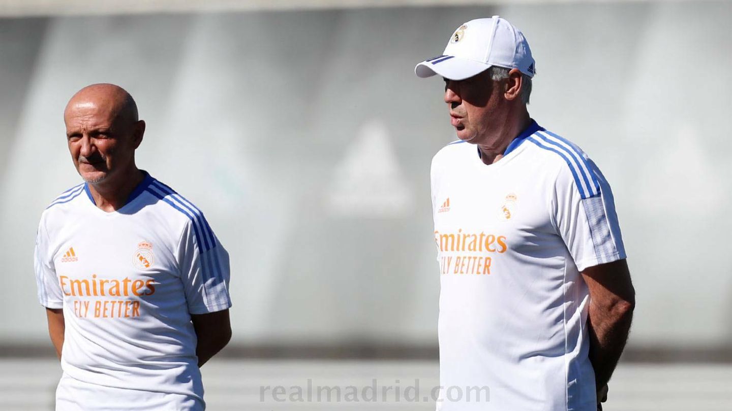 Pintus y Ancelotti observan el entrenamiento. (Real Madrid)