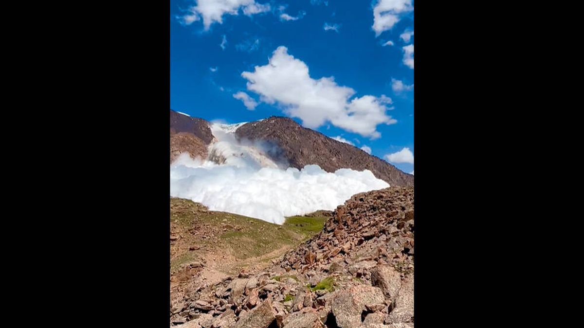 Unos senderistas sobreviven a una avalancha en Kirguistán