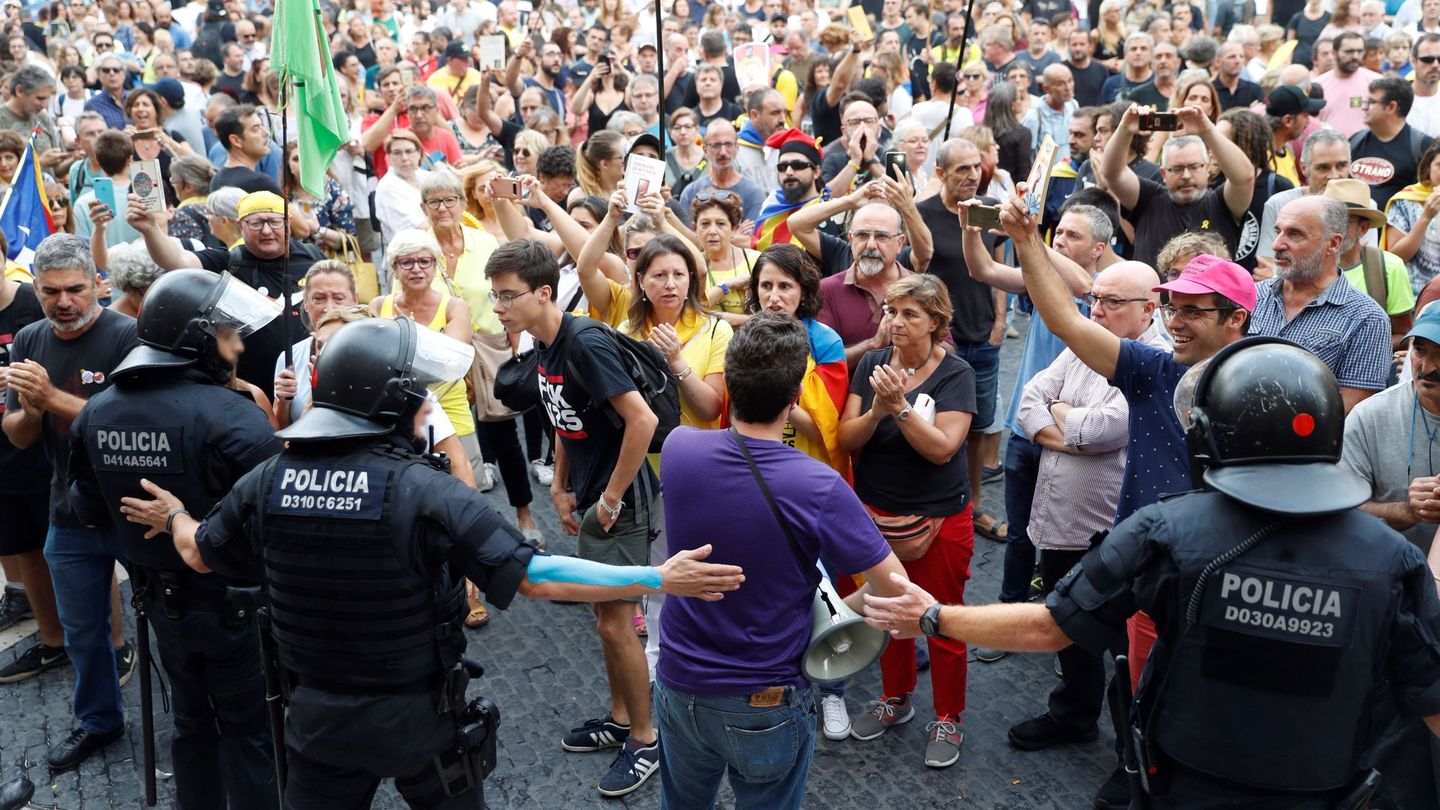 Los Mossos bloquean un grupo de manifestantes en la plaza de Sant Jaume. (EFE)