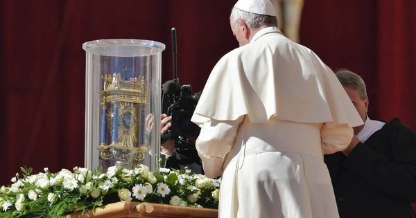 Foto: El papa Francisco orando frente al corazón de San Vicente de Paúl.