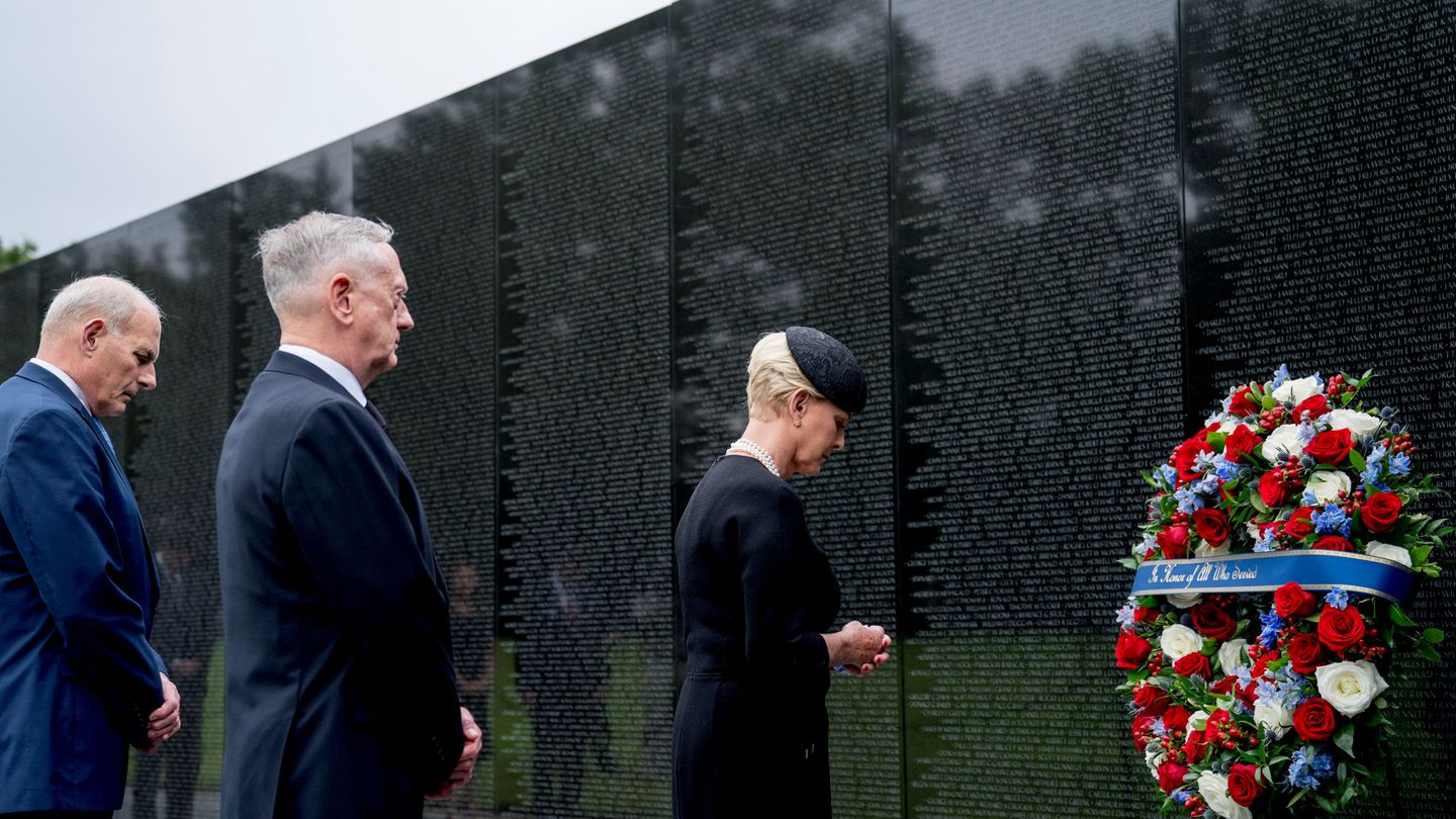 La esposa del senador, Cindy McCain, frente al monumento de Vietnam Memorial. (Reuters)
