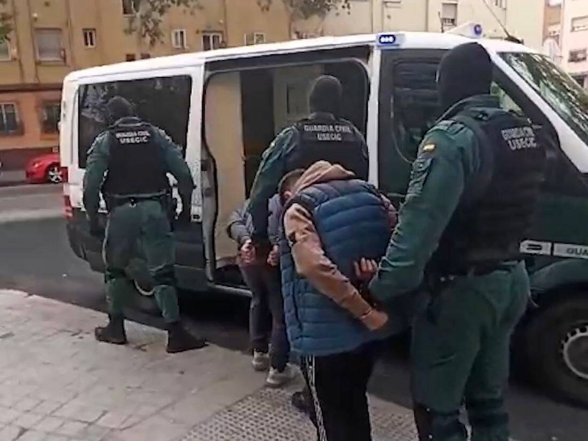 Foto: El arresto de los presuntos ladrones en sus viviendas. (Guardia Civil)