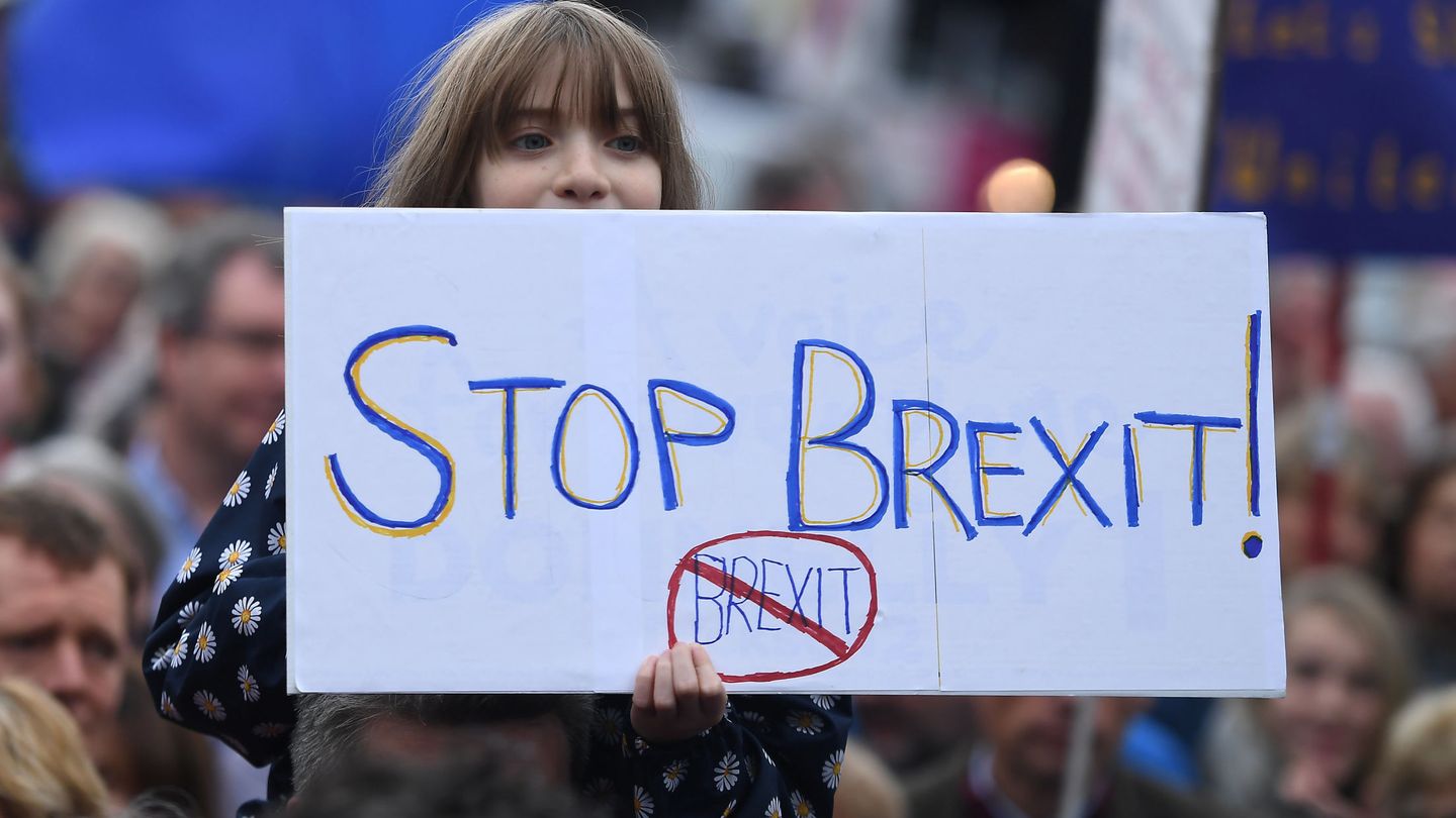 Los manifestantes participan en una manifestación contra el Brexit en el Ayuntamiento en el centro de Belfast en 2018. (Reuters) 