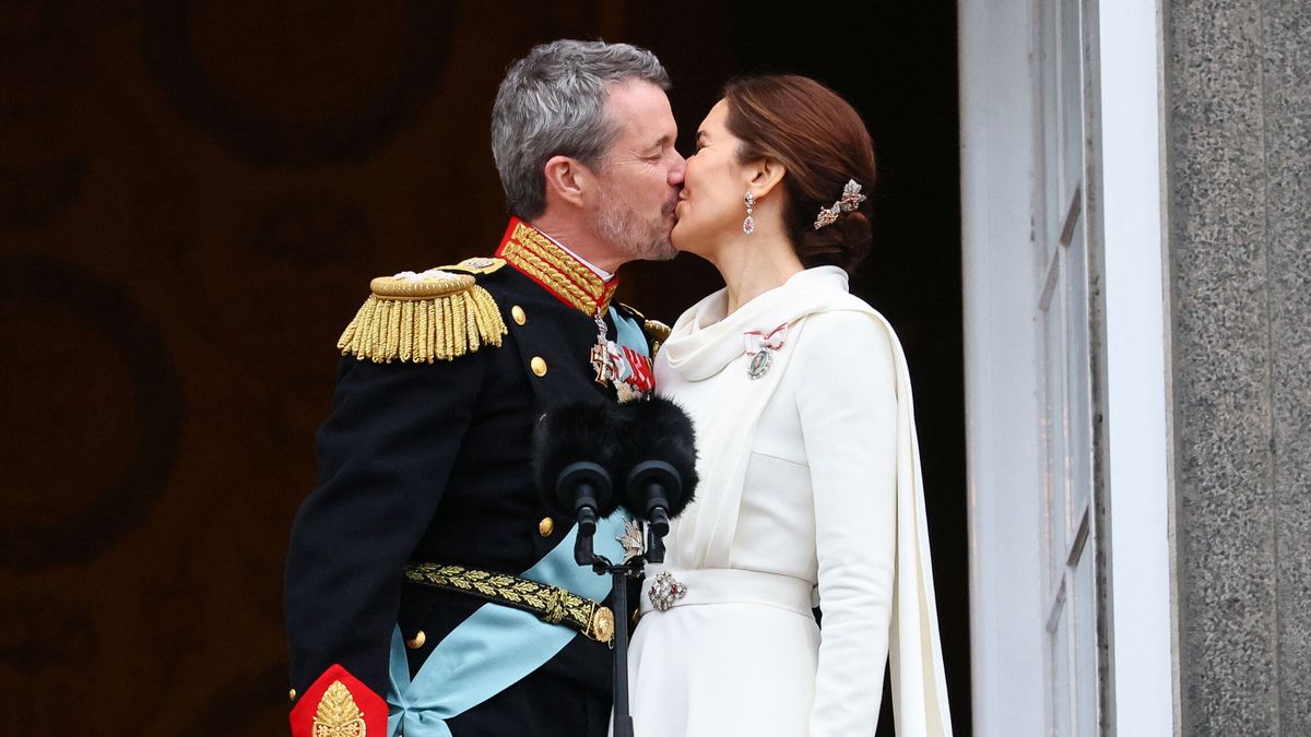 El beso de película de Federico y Mary en el balcón tras convertirse en reyes de Dinamarca