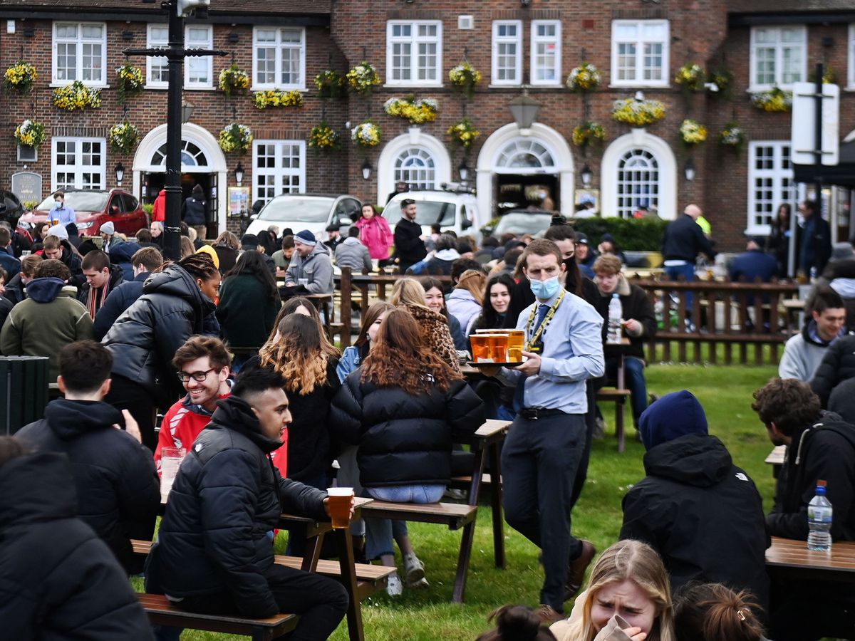 Foto: Clientes del 'pub' Fox on the Hill celebran la reapertura de terrazas en Londres. (EFE)
