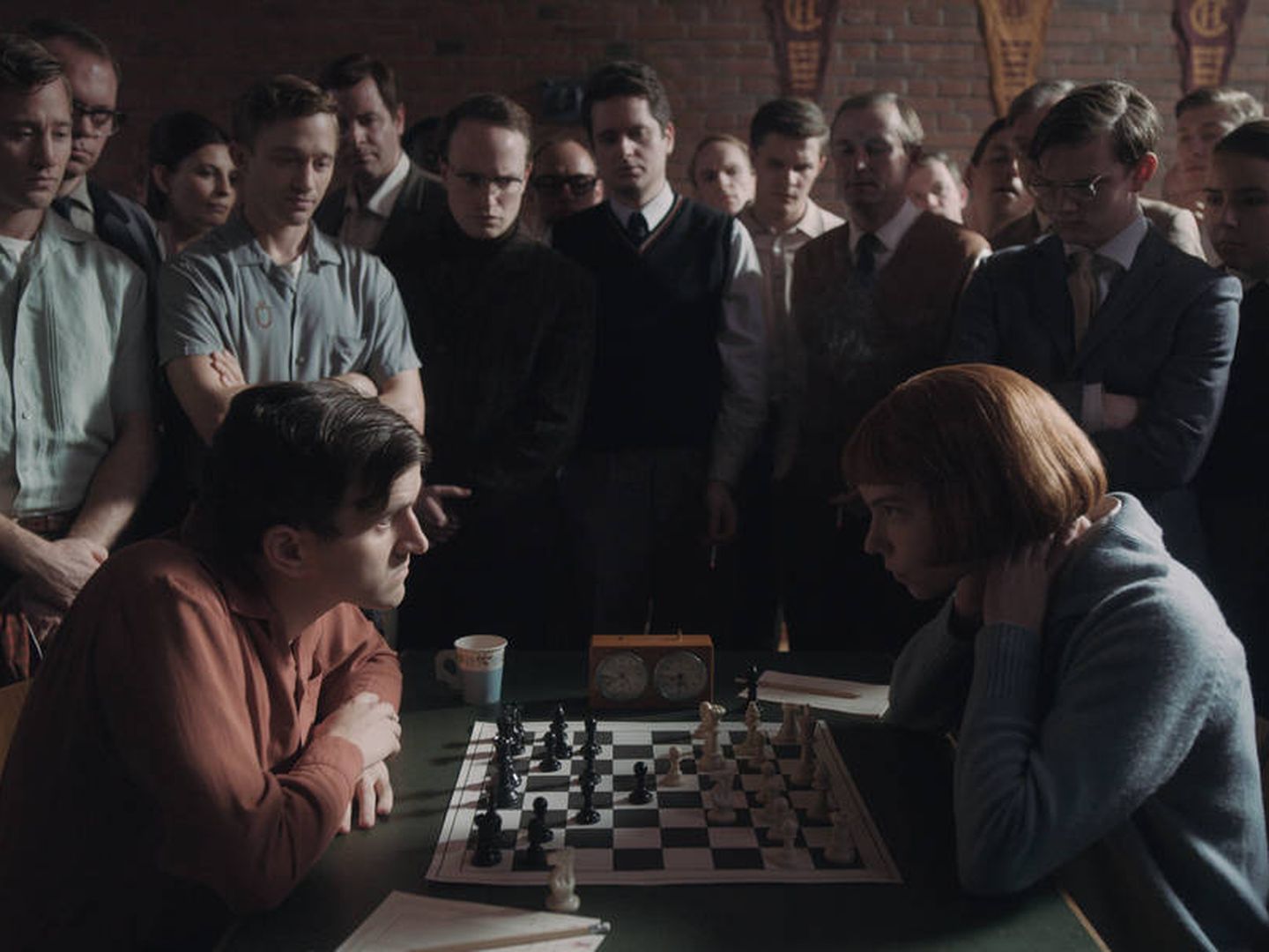 Beth Harmon le aguanta la mirada a un oponente en una escena de 'Gambito de Dama'. (Netflix)