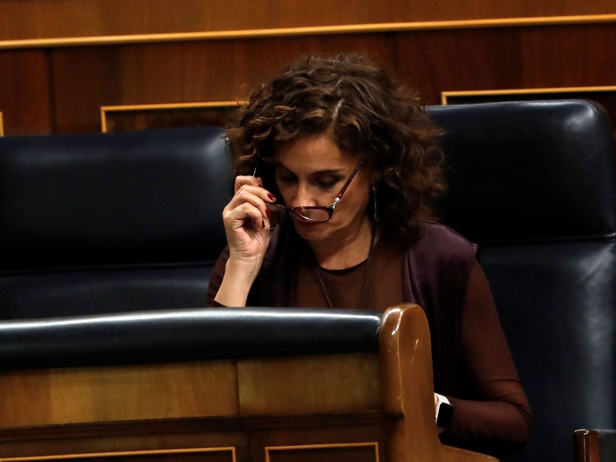 Foto: La ministra de Hacienda, María Jesús Montero, en su escaño durante el pleno celebrado este martes en el Congreso. (EFE)