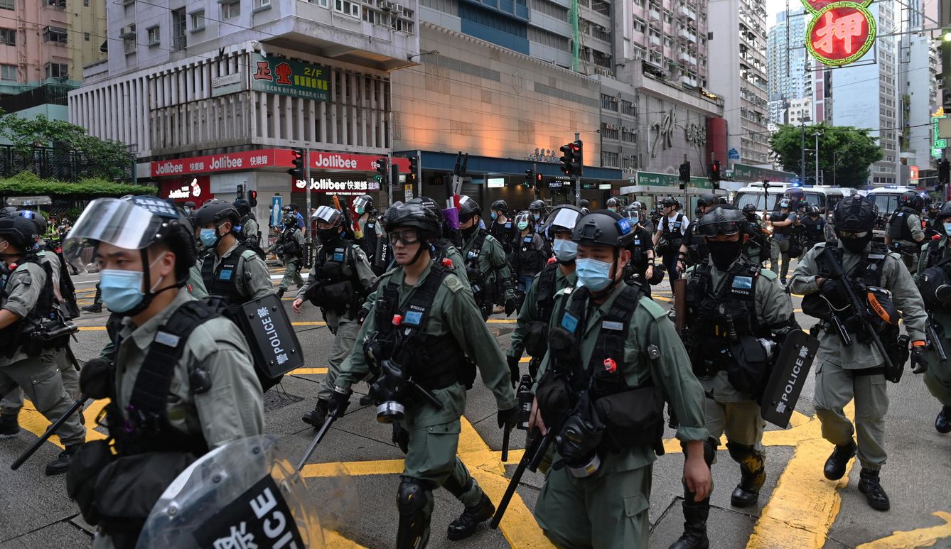 Policía china dispersando una manifestación en Hong Kong. (EFE)