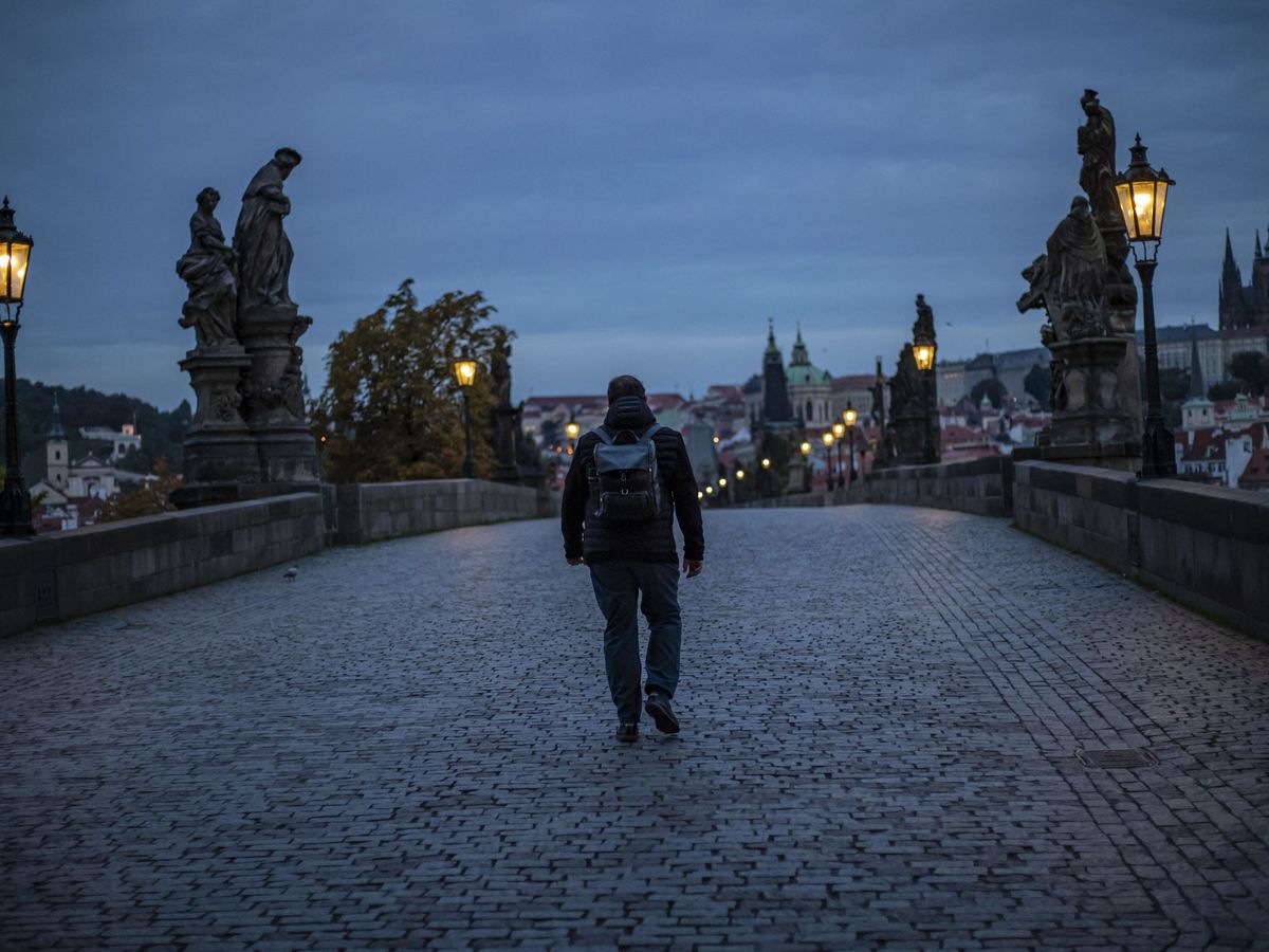 Foto: Un hombre pasea en Praga. (EFE)