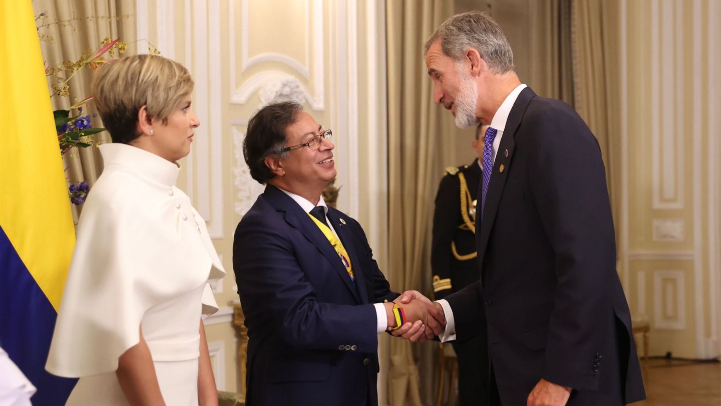Felipe VI saluda a Gustavo Petro y Verónica Alcocer. (EFE)