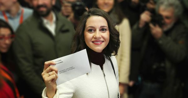Foto: Inés Arrimadas durante la votación. (EFE)