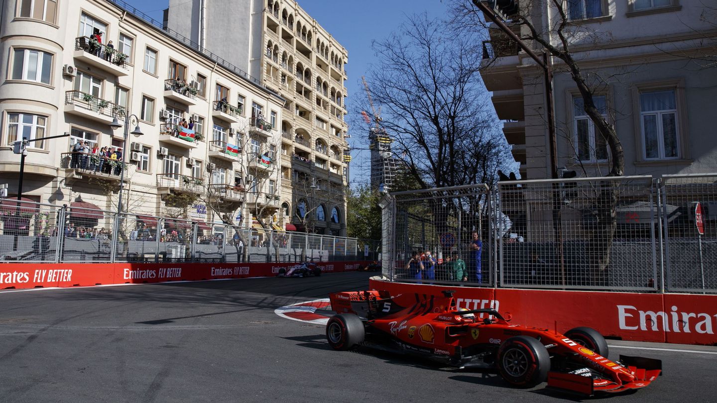 Vettel en acción con su Ferrari durante el GP de Azerbaiyán. (EFE)