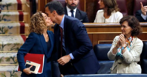 Foto: Pedro Sánchez besa a Meritxell Batet tras ser proclamada presidenta del Congreso, el pasado 21 de mayo en la sesión constitutiva de la XIII Legislatura. (EFE)