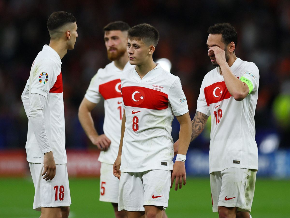 Foto: Los turcos terminaron llorando sobre el terreno de juego. (Reuters/Thilo Schmuelgen)