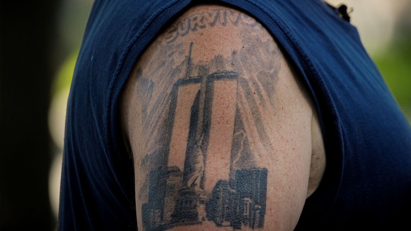 Tatuaje de las Torres Gemelas con la Estatua de la Libertad en el centro. (Reuters)
