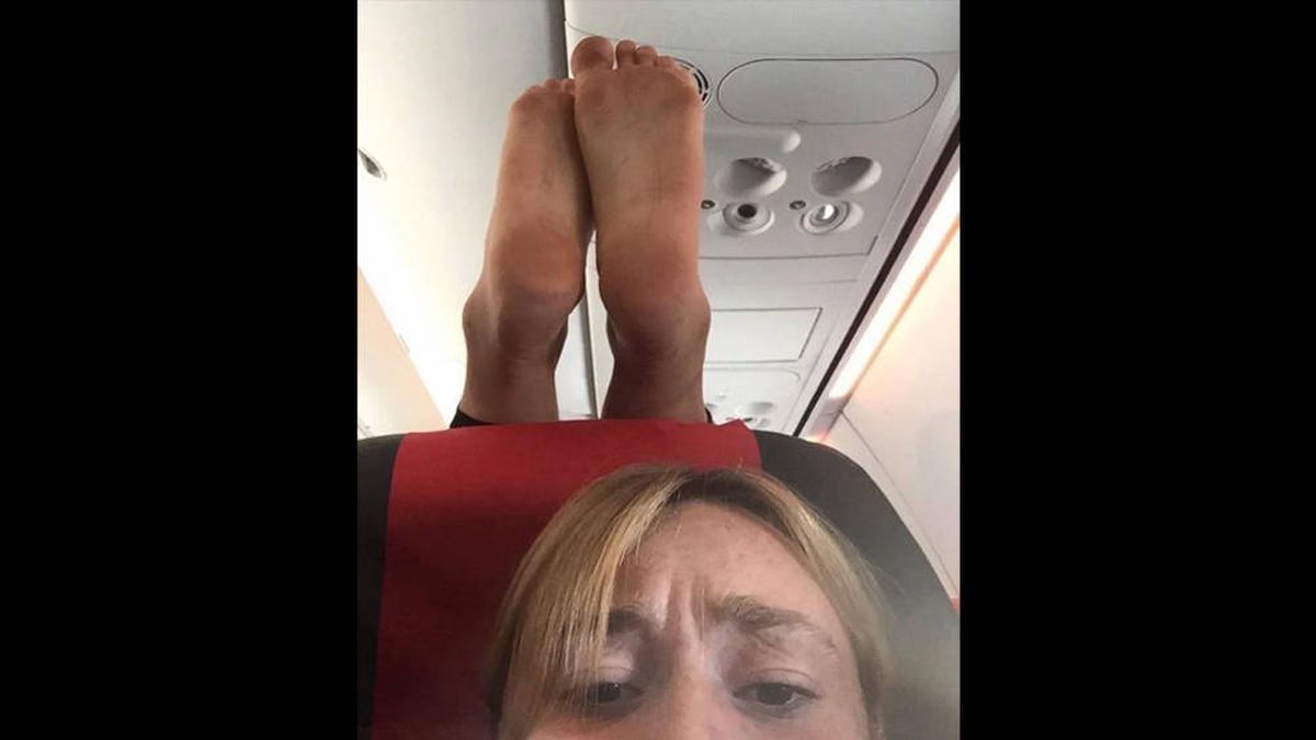 La foto más hiriente en un vuelo: pone sus pies descalzos en la cabeza de otro pasajero