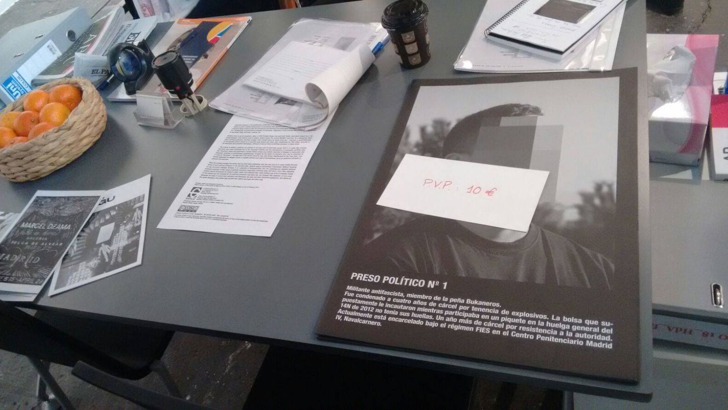 Imagen de la obra censurada de Serra, en formato revista y a la venta por 10 euros. (C. P.)