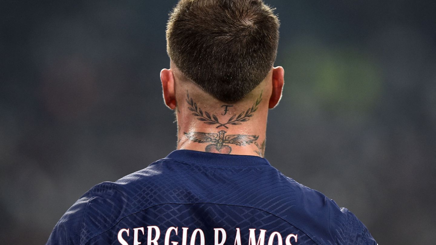 Ramos luciendo su camiseta. (Reuters/Massimo Pinca)