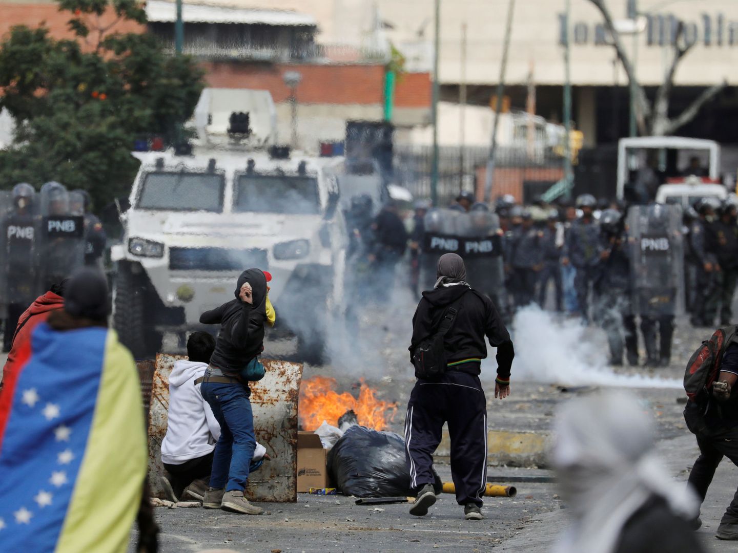 Manifestantes se enfrentan a las fuerzas de seguridad durante las protestas contra Maduro en Caracas. (Reuters)