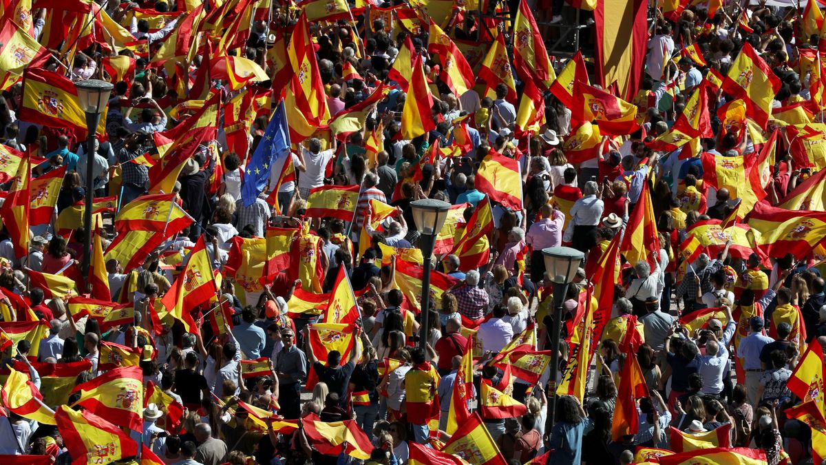 Miles de personas toman la plaza de Colón en defensa de la unidad de España