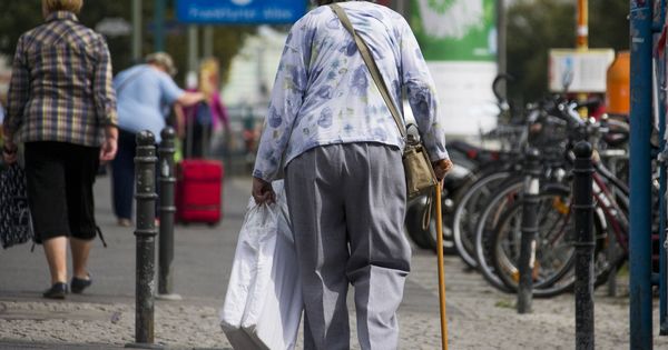 Foto: Una jubilada alemana camina por una calle comercial en Berlín. (Reuters)