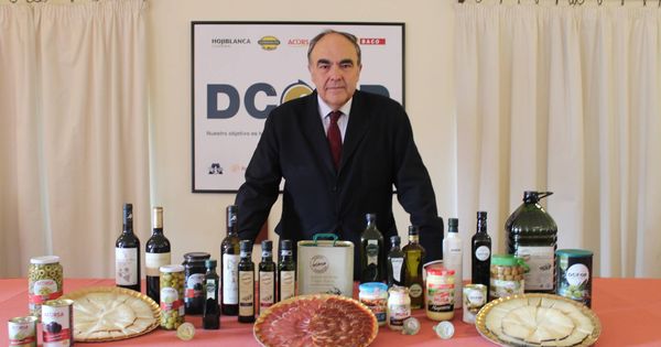 Foto: Antonio Luque, presidente ejecutivo de Dcoop, con todos los productos del grupo. (Foto: Dcoop)