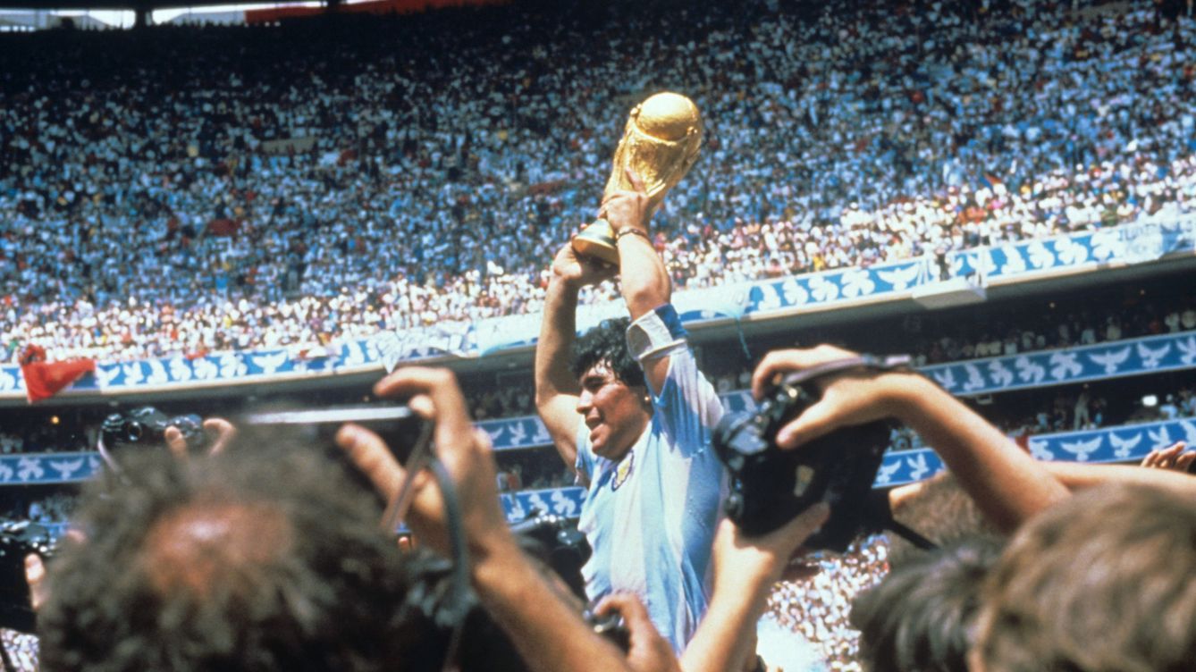 Foto: Diego Armando Maradona levanta la Copa del Mundo tras ganar la final a Alemania en México 1986 (EFE/Archivo)
