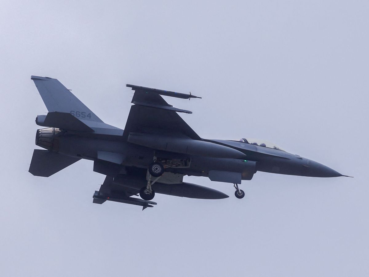 Foto: Un avión F-16 de la Fuerza Aérea de Taiwán sobrevuela Hualien, Taiwán. (Reuters/Ann Wang)
