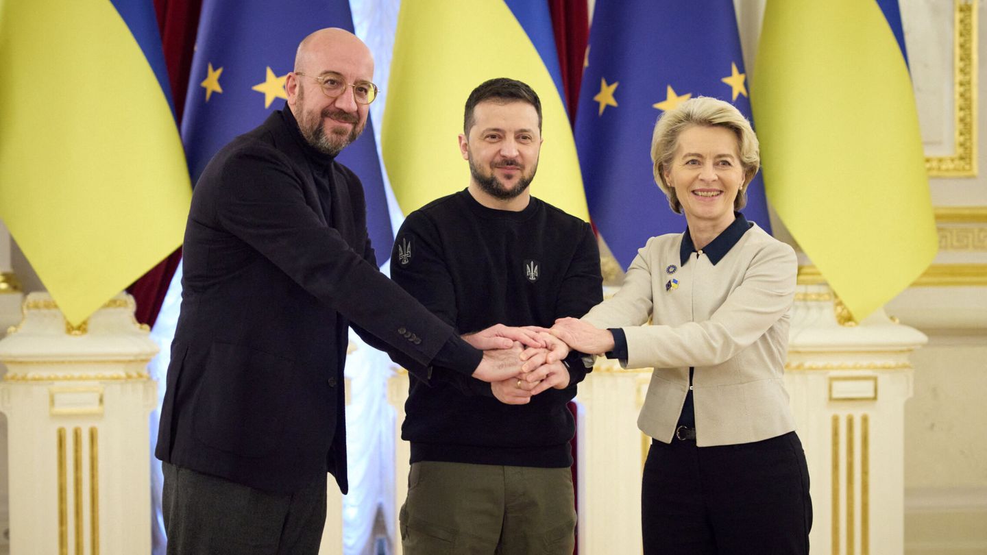 Ukraine's President Volodymyr Zelenskiy, European Commission President Ursula von der Leyen and European Council President Charles Michel pose for a picture during a European Union (EU) summit, as Russia's attack on Ukraine continues, in Kyiv, Ukraine February 3, 2023. Ukrainian Presidential Press Service Handout via REUTERS ATTENTION EDITORS - THIS IMAGE HAS BEEN SUPPLIED BY A THIRD PARTY.