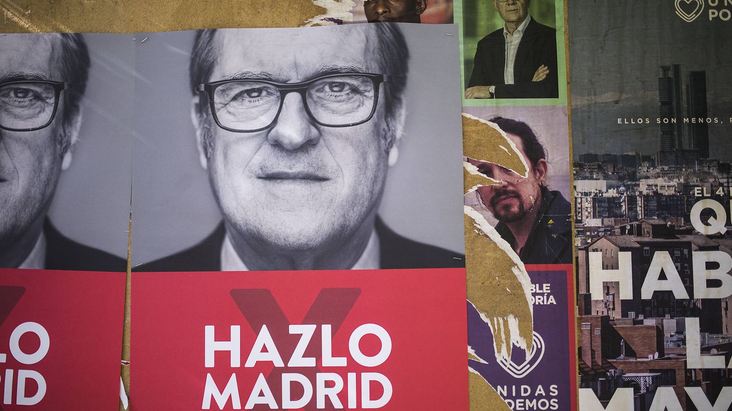 Carteles electorales del PSOE y Podemos. (Alejandro Martínez Vélez)