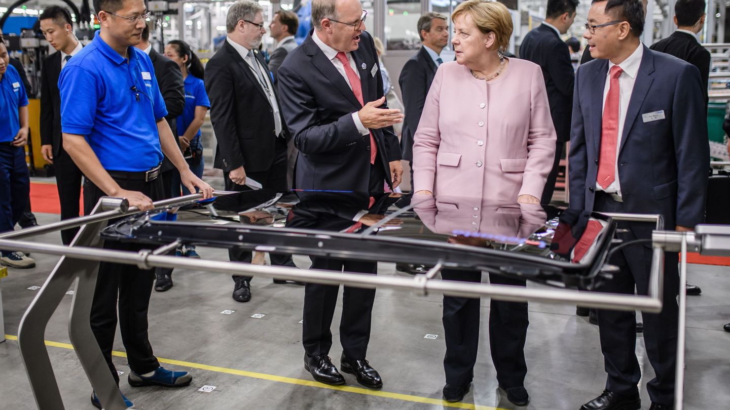 La canciller de Alemania, Angela Merkel, en una visita a una fábrica de coches. (Reuters)