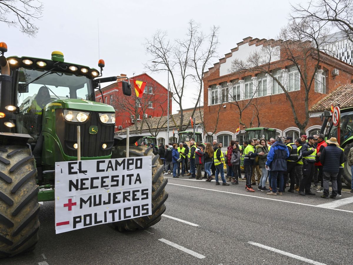 Foto: Imagen de una tractorada en Palencia. (EFE/Almudena Álvarez)