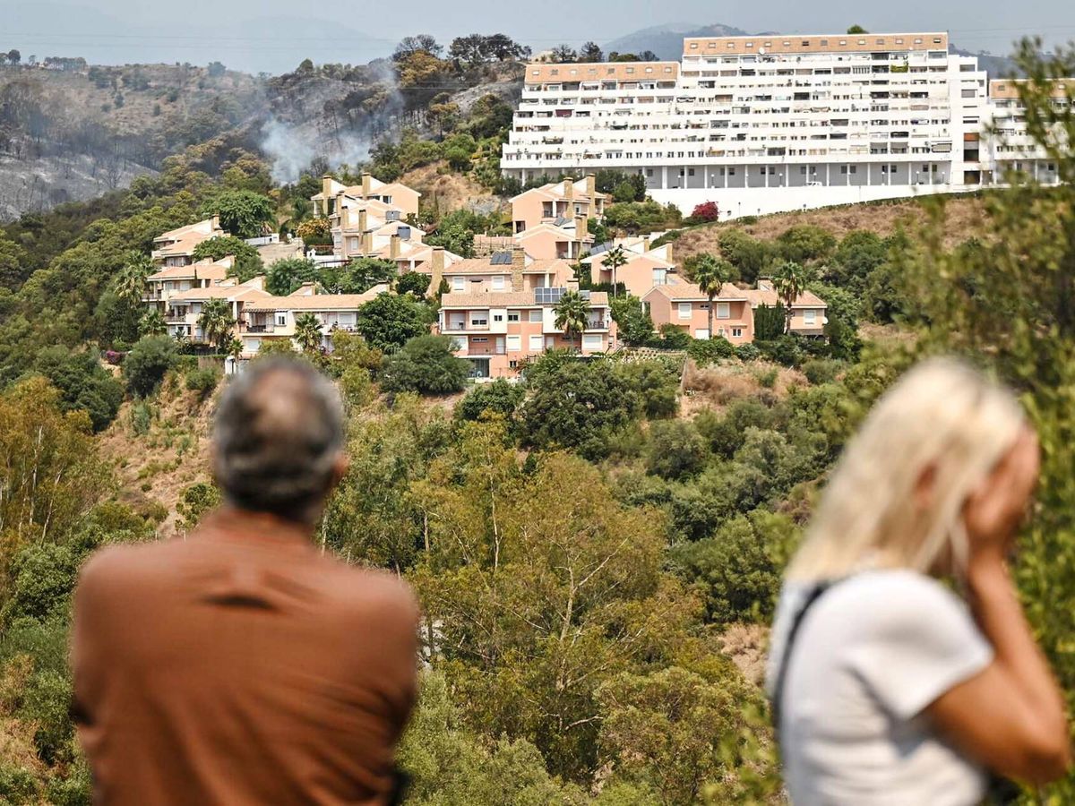 Foto: Los vecinos observan las llamas junto a las viviendas. (Germán Pozo)