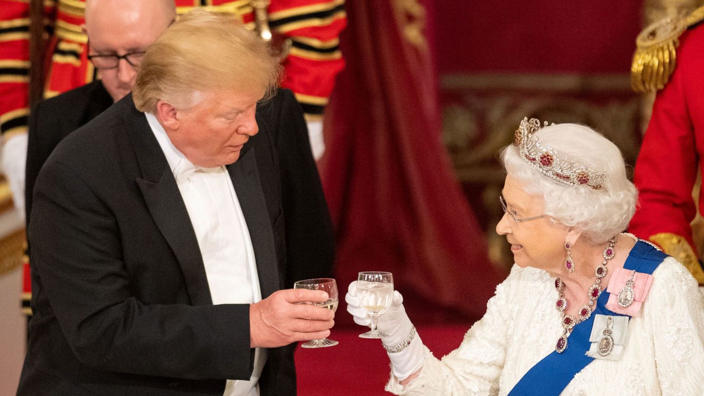 La reina Isabel y Donald Trump, durante la visita de Estado. (Reuters)