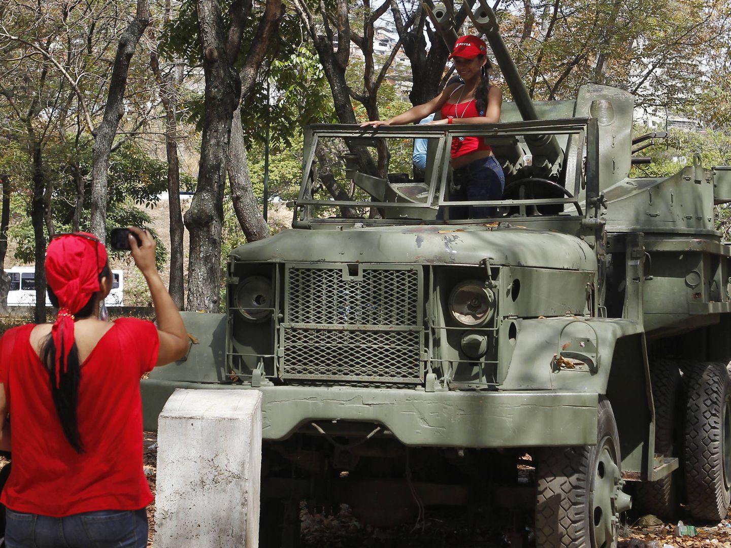 Dos partidarias del chavismo durante una exhibición en la Academia Militar venezolana, en Caracas, en marzo de 2013. (Reuters)