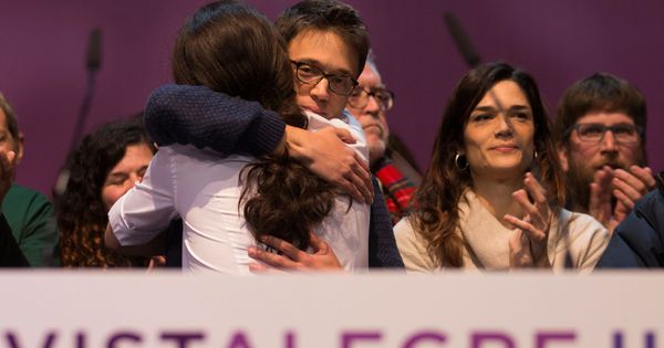 Foto: Pablo Iglesias e Íñigo Errejón se abrazan durante la celebración de Vistalegre II. (Reuters)