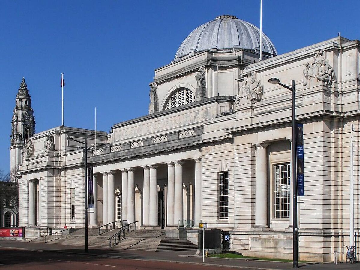 Foto: Fachada del Museo Nacional de Cardiff, uno de los siete museos estatales de Gales (Wikipedia)