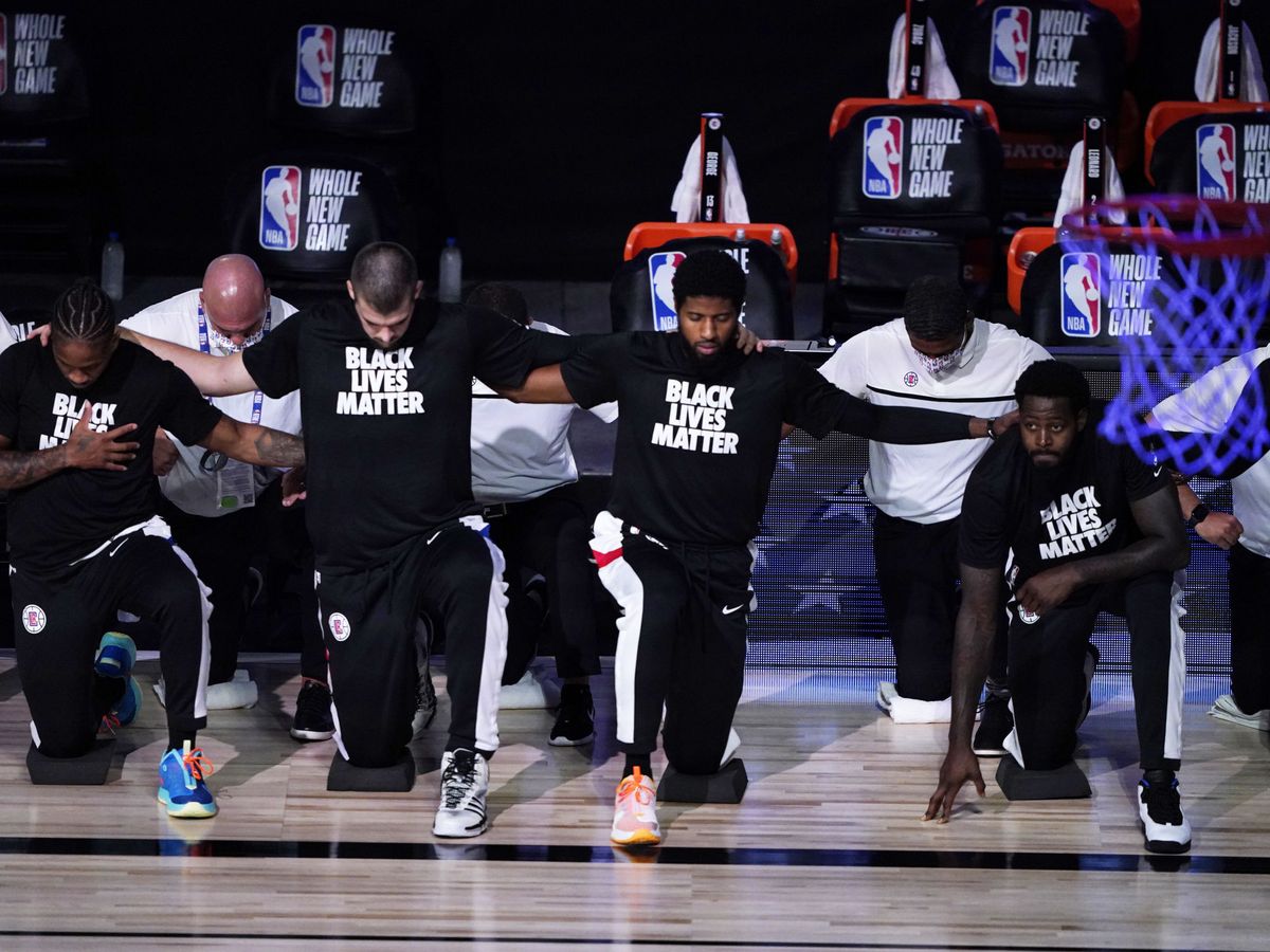 Foto: Los Angeles Clippers, momentos antes de comenzar un partido reciente. (Reuters)
