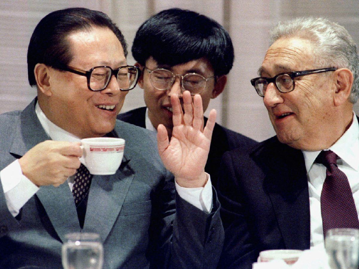 Foto: Kissinger, junto al expresidente chino Jiang Zemin, en 1995. (Reuters/Jim Bourg)