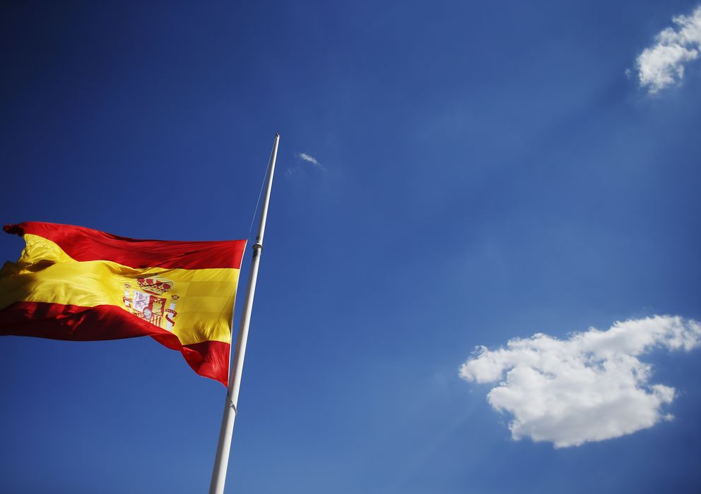 Foto: La bandera nacional en la Plaza de Colón de Madrid (Reuters).