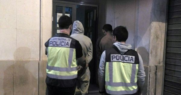 Foto: Dos detenidos como presuntos culpables de agredir sexualmente a una menor en Murcia (Efe)