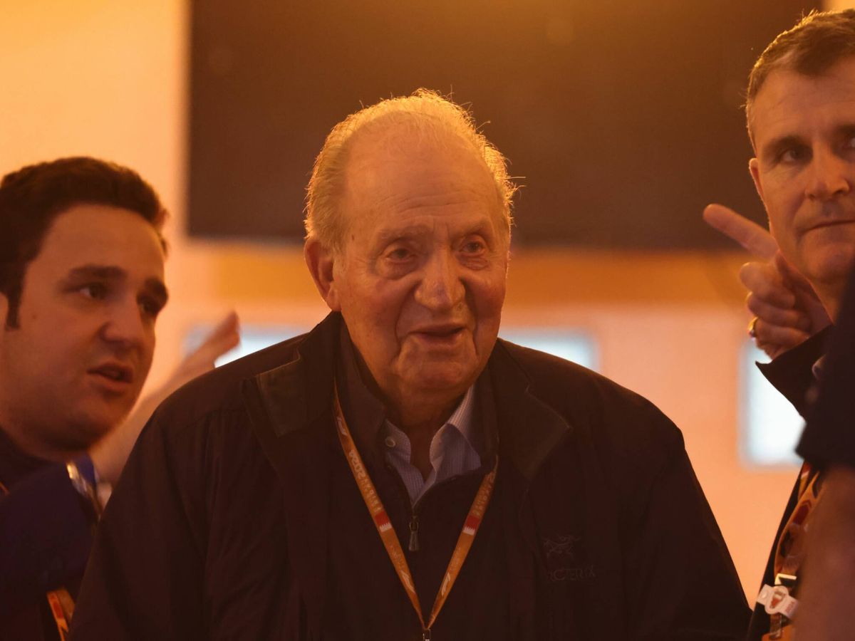 Foto: El rey Juan Carlos y Froilán, en el circuito de Baréin. (Gtres)