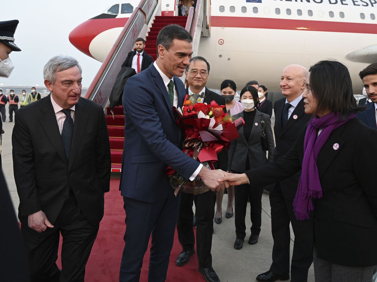 Foto: El presidente del Gobierno, Pedro Sánchez, es recibido por autoridades de China a su llegada a Pekín. (EFE/Moncloa/Borja Puig de la Bellacasa)