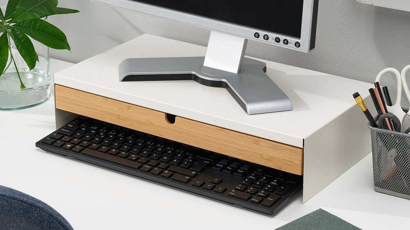 Esta base de Ikea es una práctica solución para escritorios. (Cortesía)