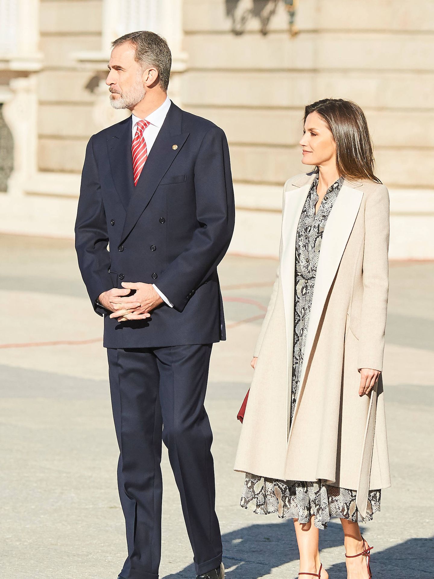 Los Reyes esperando la llegada del presidente de Perú y su mujer.