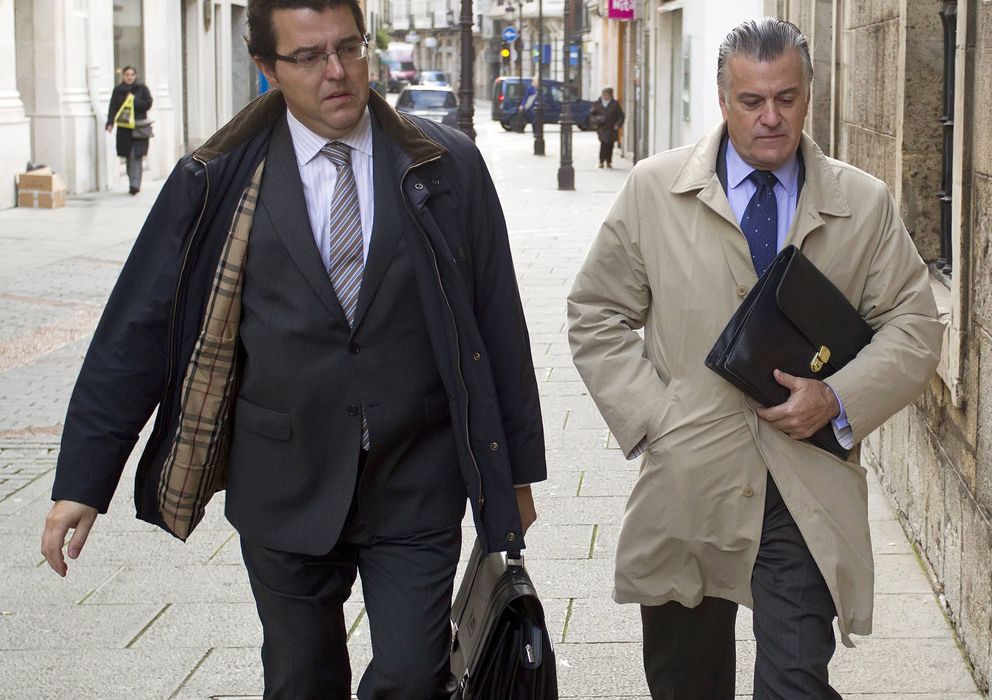 Foto: El extesorero del Partido Popular Luis Bárcenas (d), acompañado de su abogado (Efe)